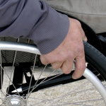 Zdjęcie osoby na wózku inwalidzkim