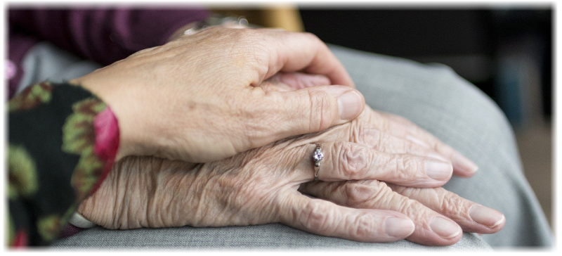 Zdjęcie dłoni osób starszych