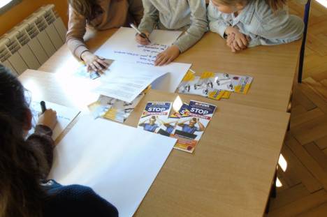 Zdjęcie z warsztatów edukacyjnych dla uczniów Szkoły Podstawowej w Lipinach pt. "Jak dochodzi do przemocy?"